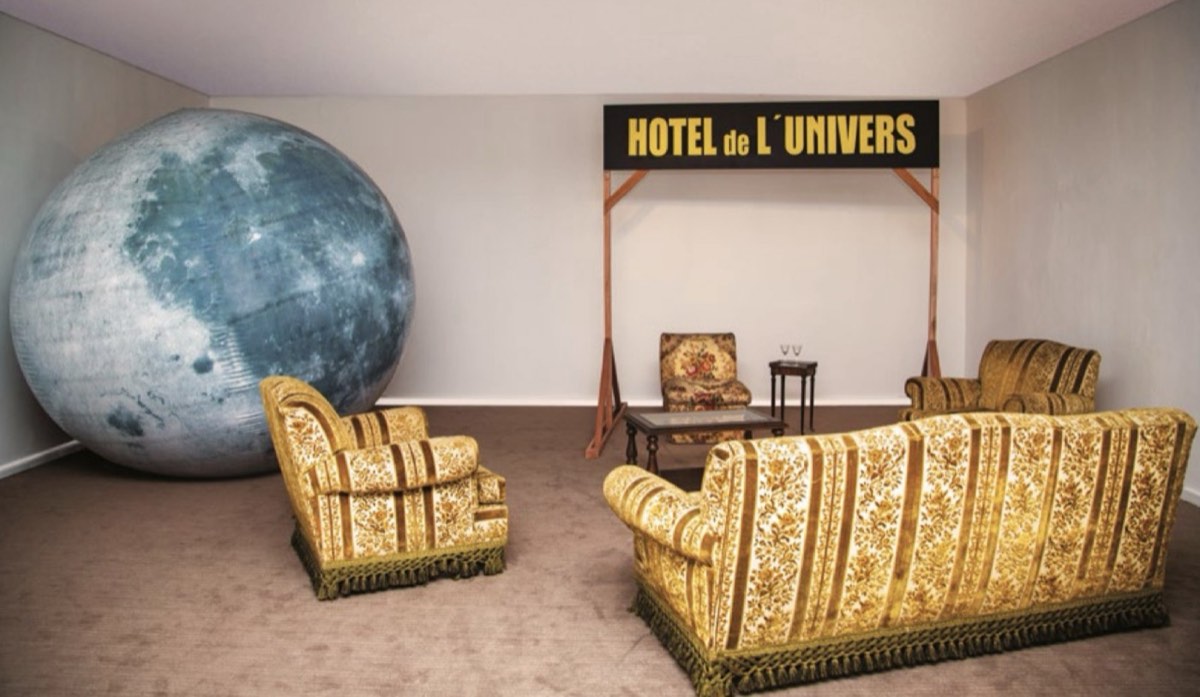 Hotel de L'Universe — instalación
